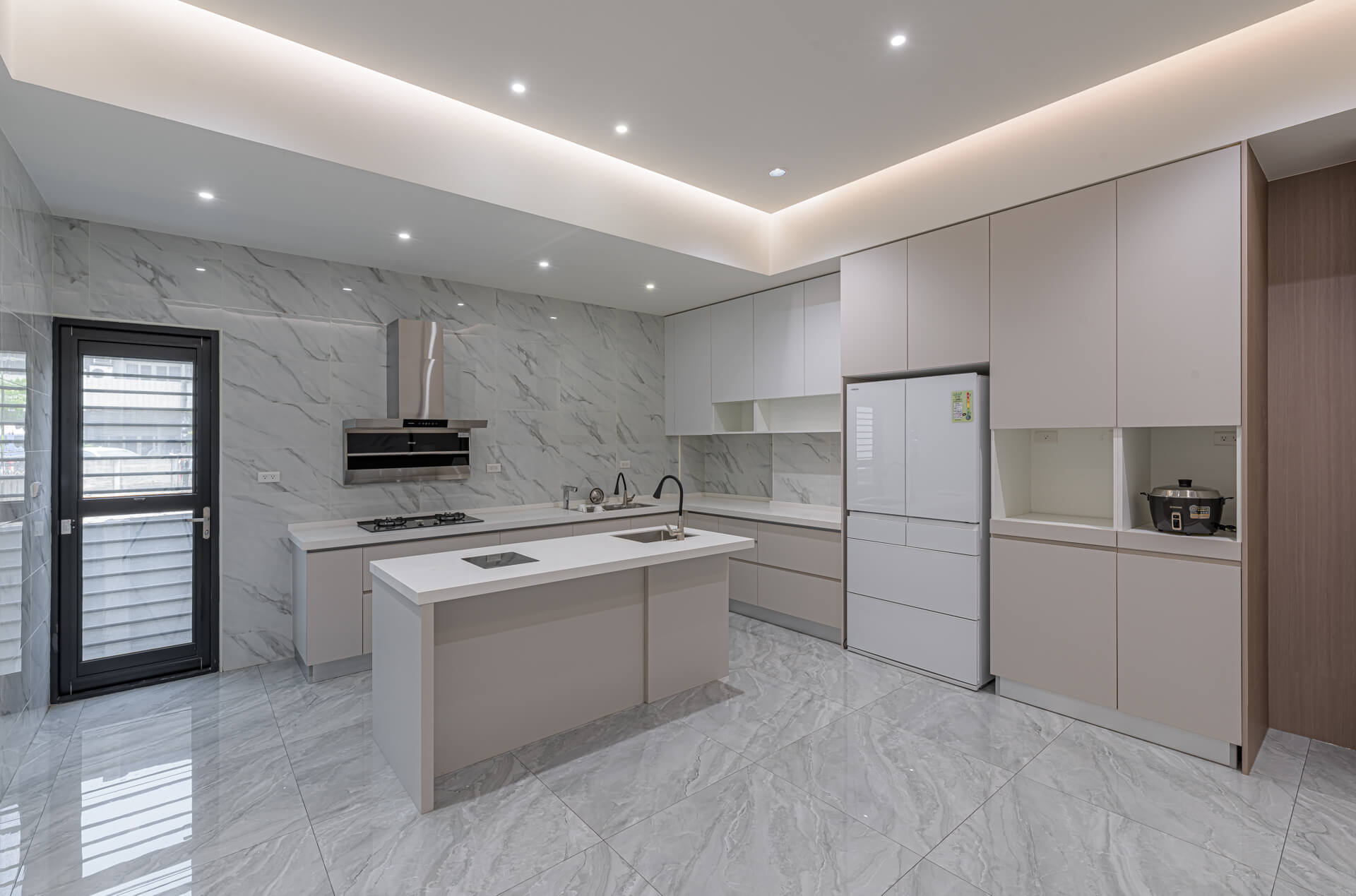 靜寓近心廚房中島開放式設計