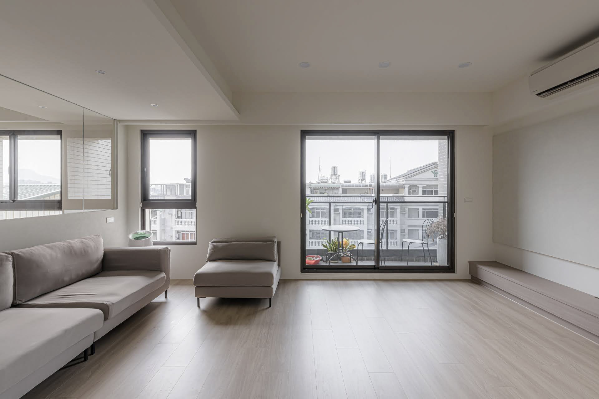 台中北屯暮光層影客廳全景