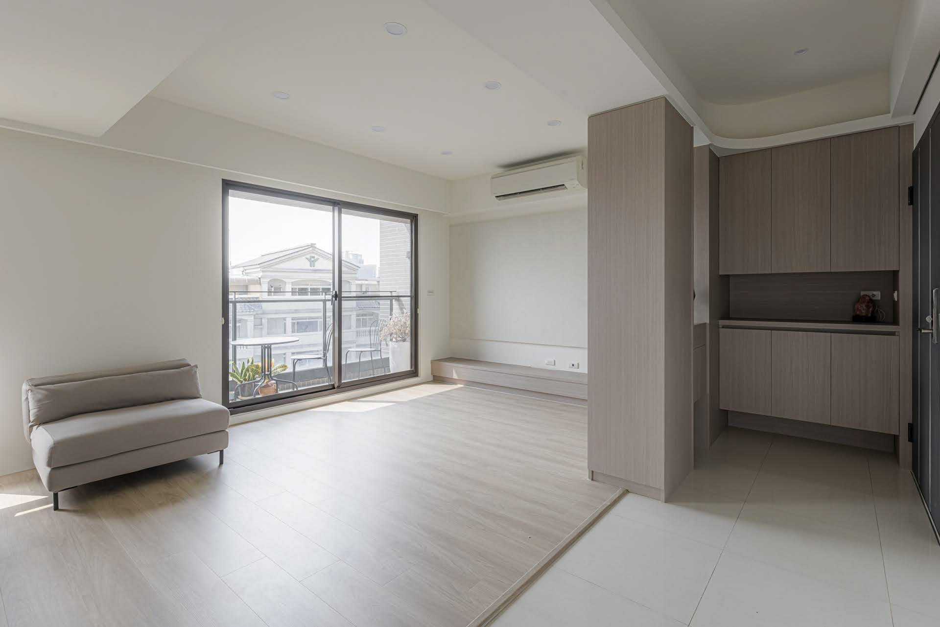 暮光層影線性燈光天花板延伸客廳