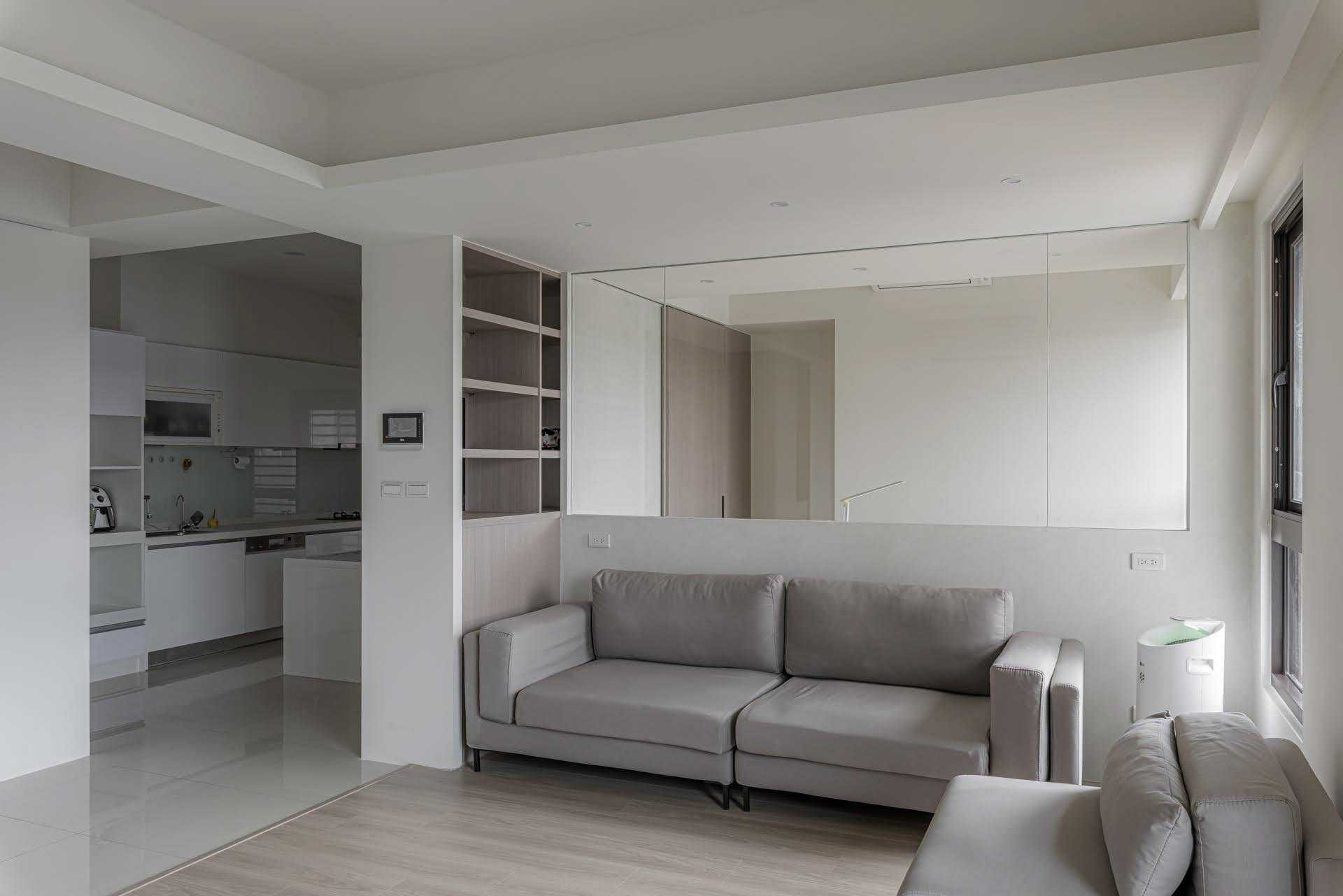 暮光層影客廳沙發自然採光角度