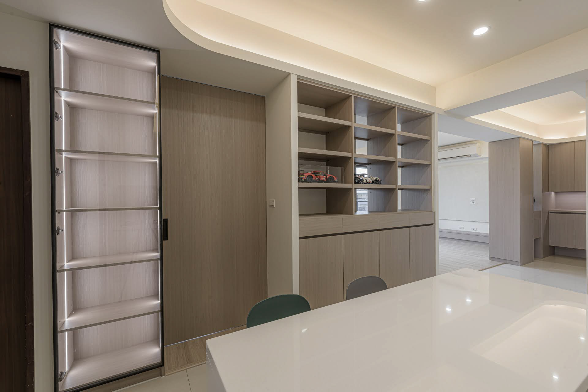 暮光層影書牆側面展示收納角度