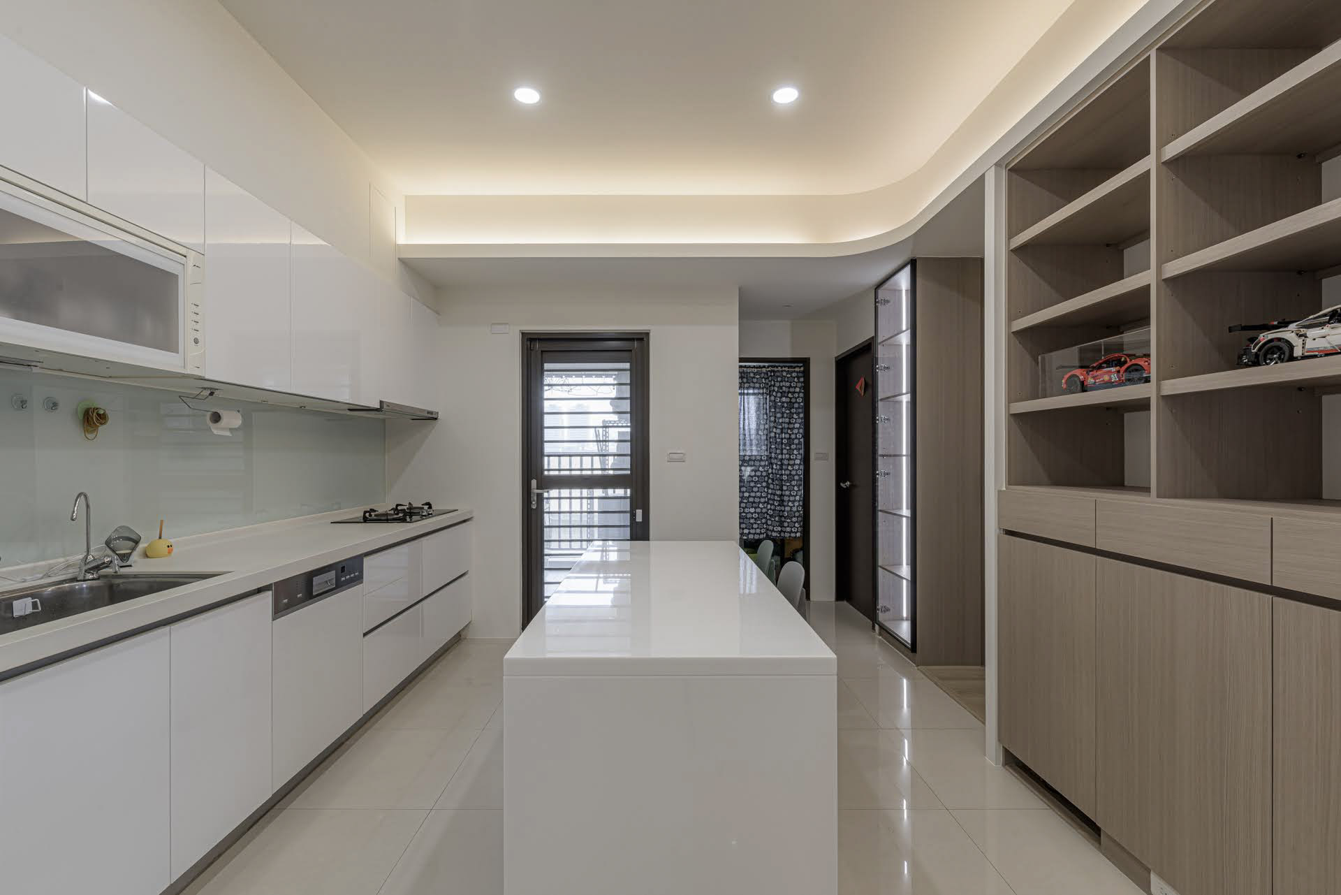 暮光層影廚房收納整合設計