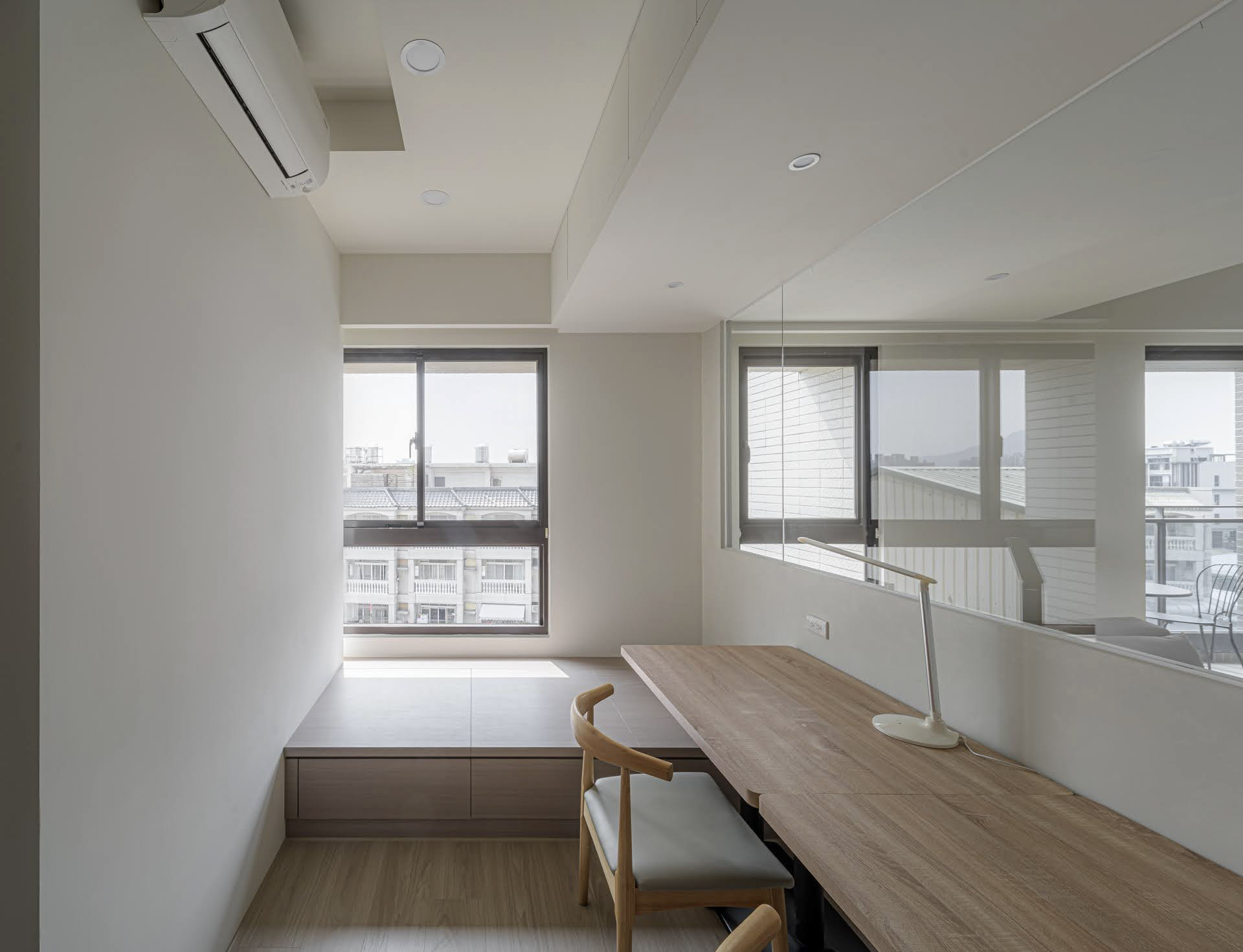 暮光層影書桌工作區角度一