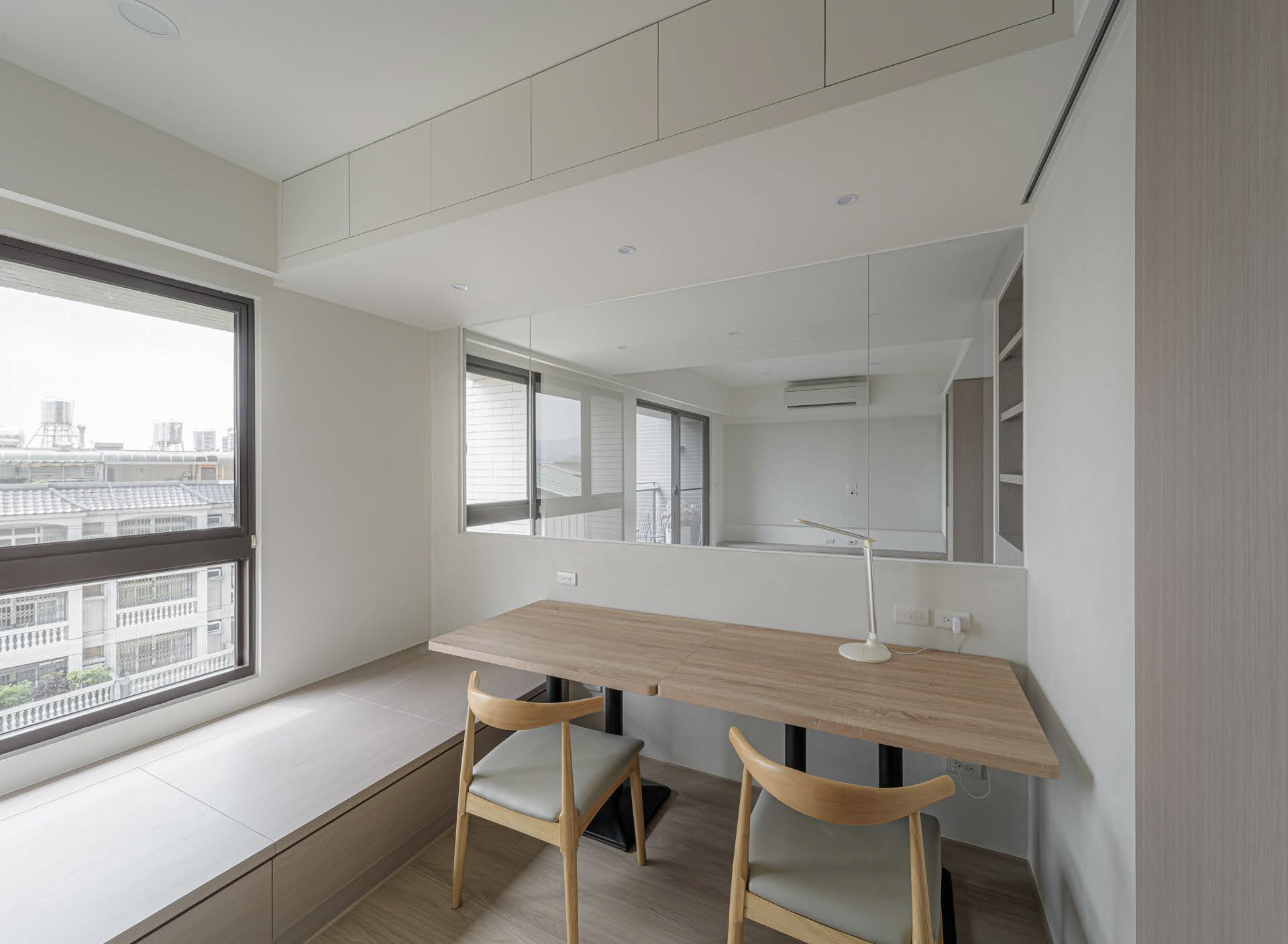 暮光層影臥室整體空間採光全景