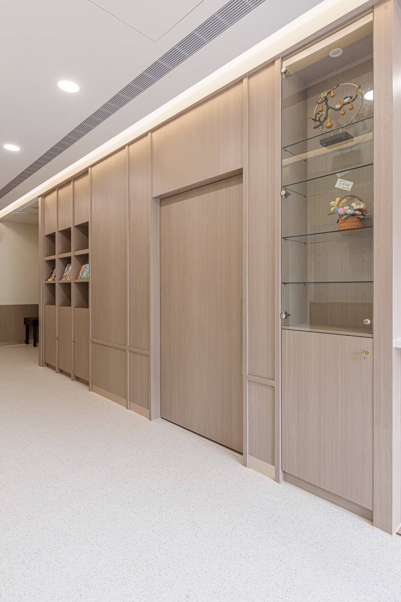 廣吉中醫走廊格柵收納展示牆