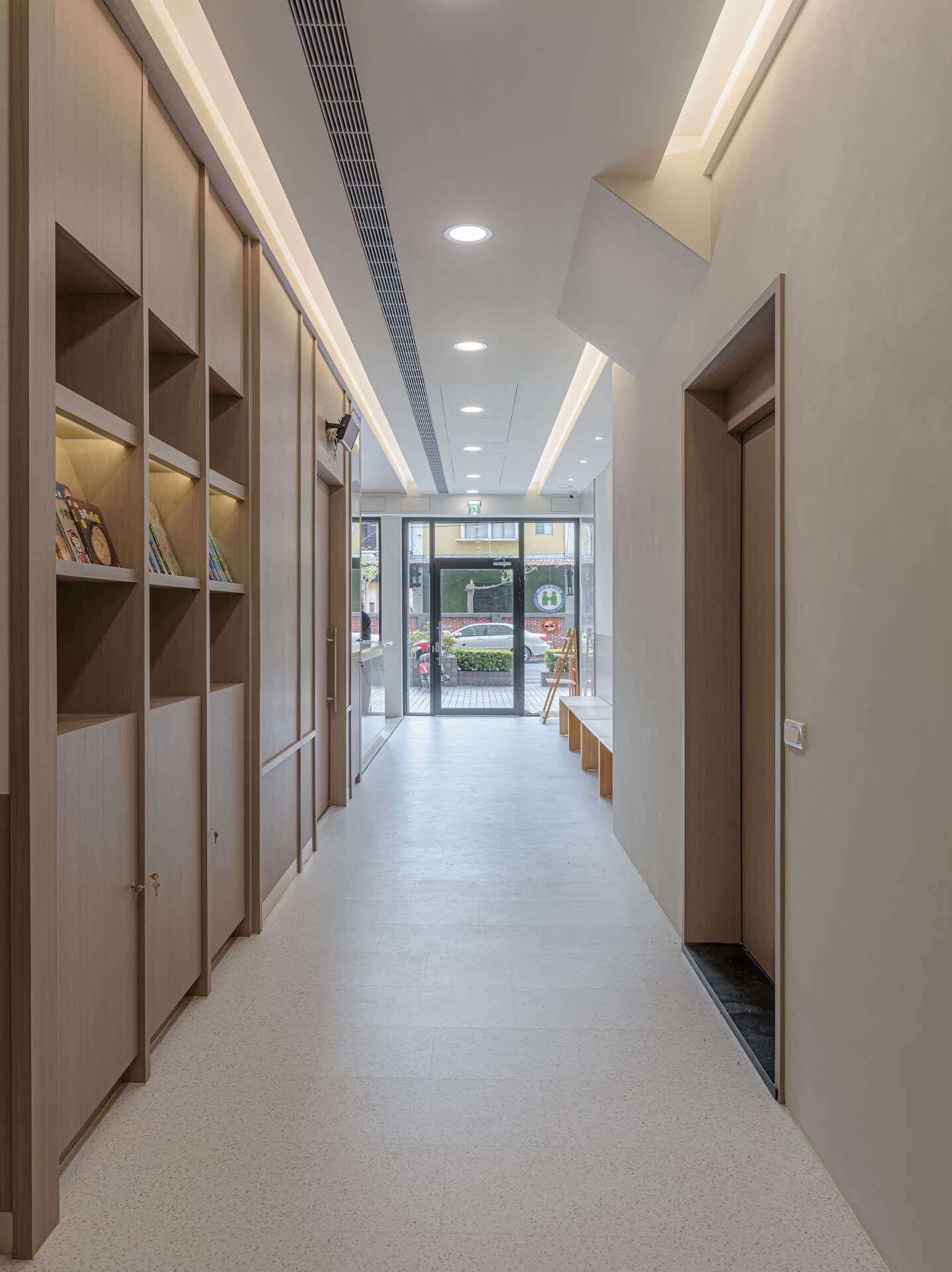 廣吉中醫走廊木紋地板與白色地板材質對比