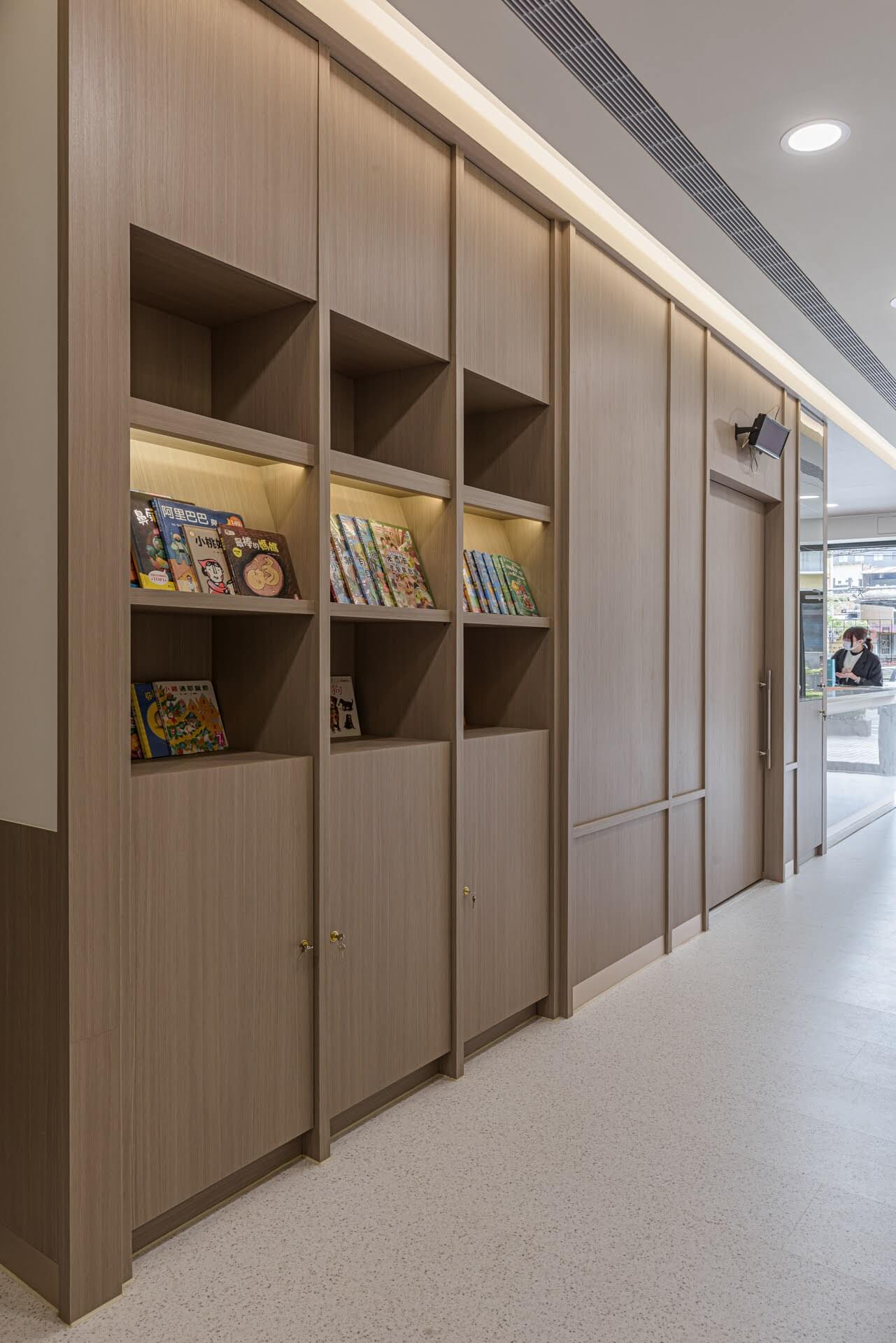 廣吉中醫格柵書架牆細節