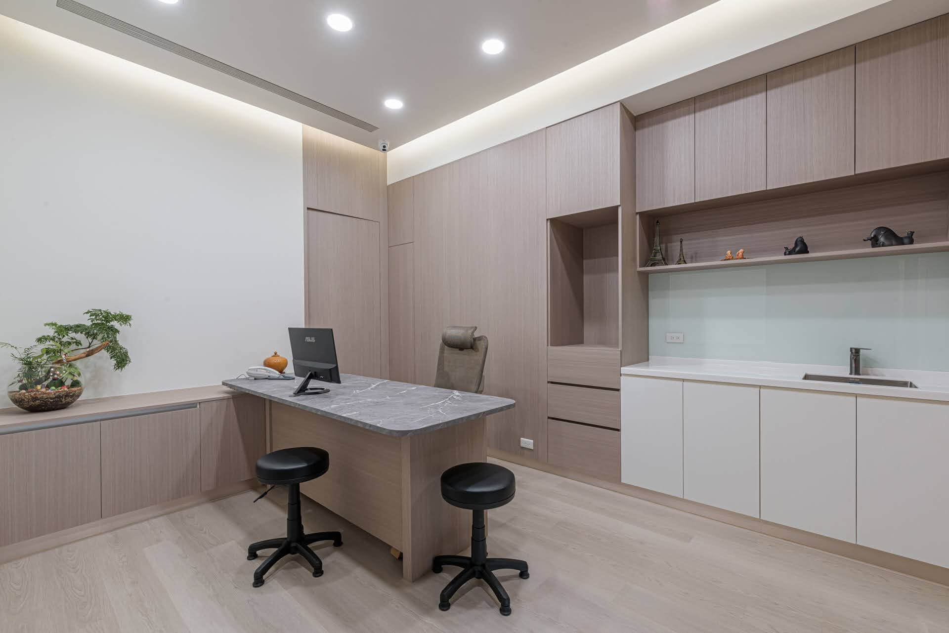 廣吉中醫診間石紋板材診桌細節