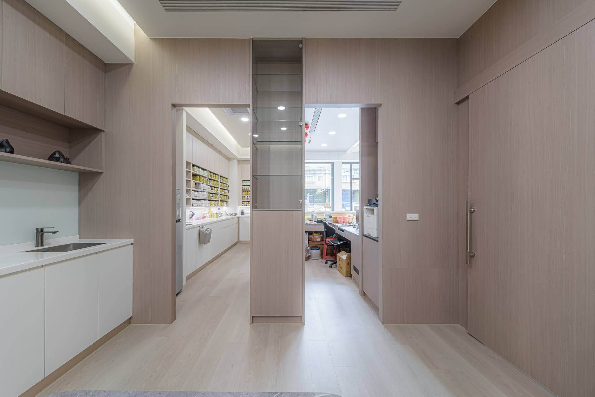 廣吉中醫診間視野掌控配藥室與掛號櫃台